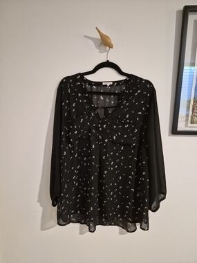Maurices Black Sheer Printed V-Neck Blouse